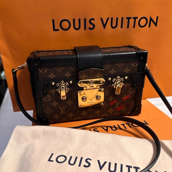 Louis Vuitton Petite Malle Monogram. - Picture 11 of 17